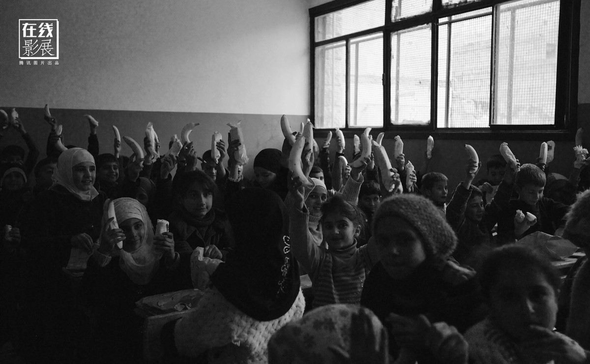 Dù vậy các dịch vụ công thiết yếu đã được chính phủ Syria phục hồi ở các khu vực cho chính quyền trung ương kiểm soát. Hình ảnh các em bé Syria trong một lớp học ở Aleppo.