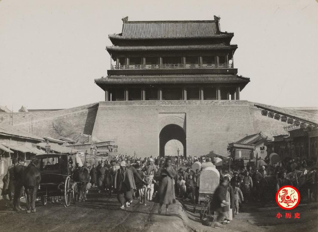 Cảnh đời thường nhộn nhịp ở cổng thành Chongwen.