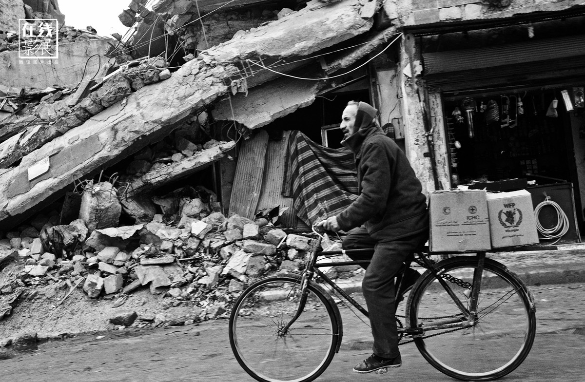 Trong khoảng thời gian 11 ngày lưu lại đất nước Syria, nữ phóng viên ảnh Li Yue đã ghi lại cuộc sống thường nhật của người dân Syria giữa thời buổi loạn chiến. Cụ ông đang chở hàng viện trợ về nhà. Ảnh chụp ở Aleppo.