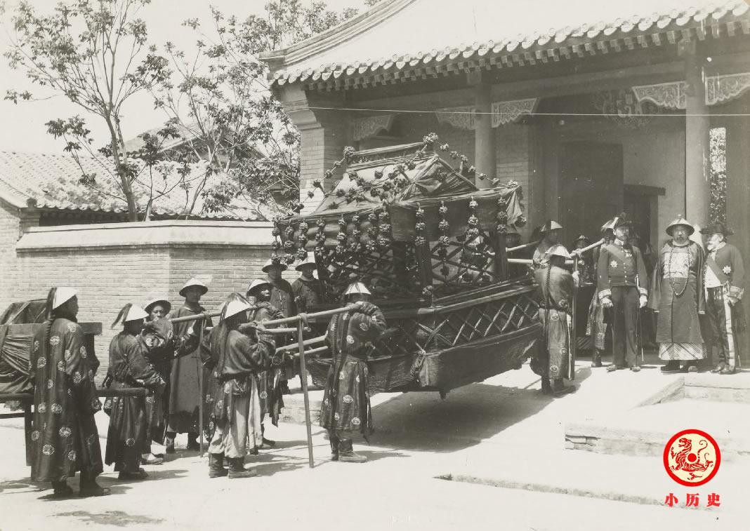 Sau khi Phong trào Nghĩa Hòa Đoàn kết thúc, Từ Hi Thái hậu muốn cải thiện quan hệ giữa nhà Thanh và các nước nên bà bày tỏ thiện chí trao tặng họ những món quà lễ vật như ảnh trên.