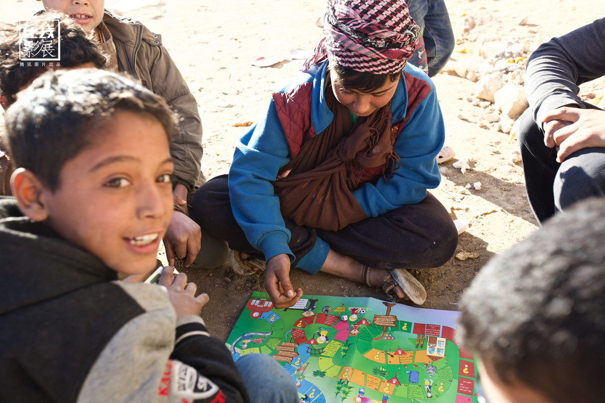 Ở một trại tị nạn bên trong thành phố Aleppo, đám nhỏ đang tụ tập chơi cùng nhau.