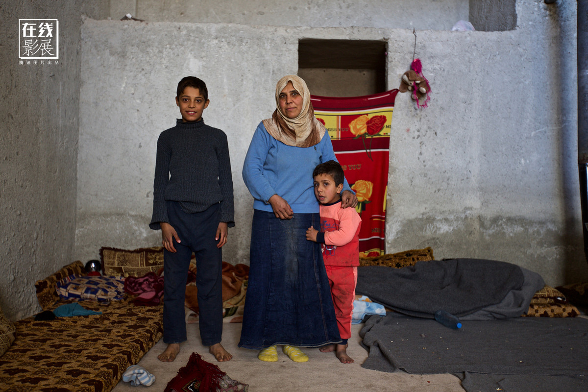 Nhà ba mẹ con tá túc ở trại tị nạn.