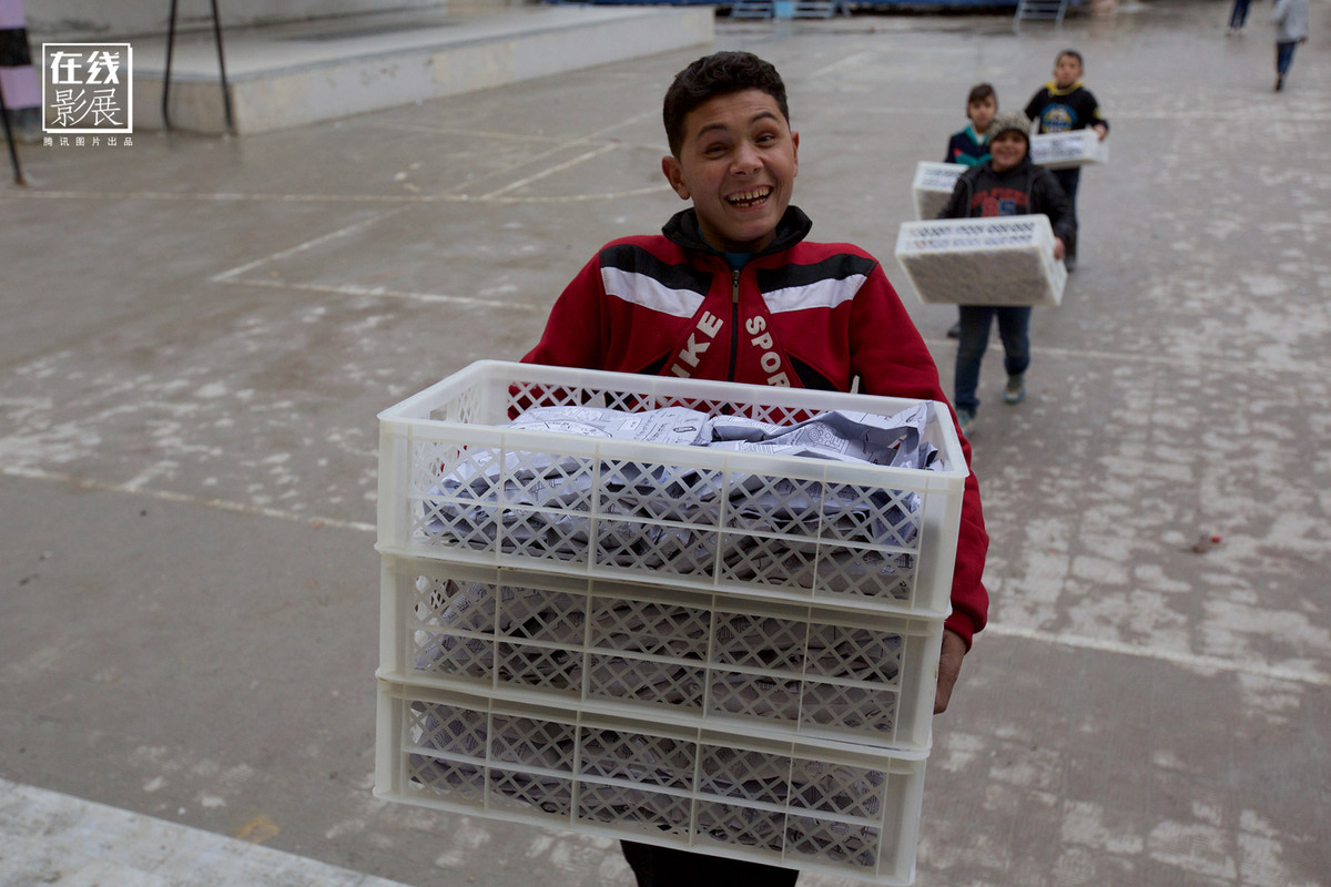 Một học sinh Syria vui mừng khi nhận quà viện trợ từ các tổ chức từ thiện quốc tế.