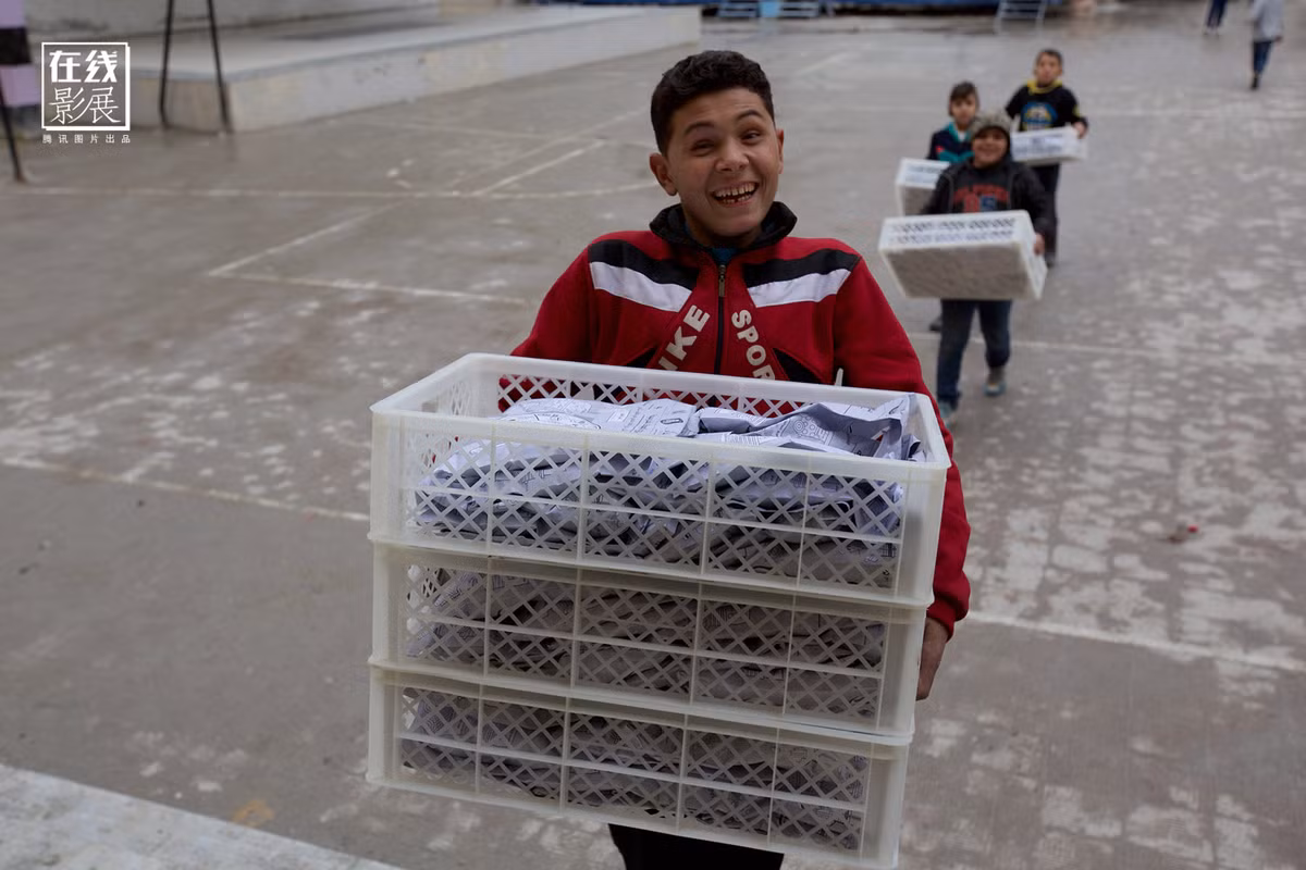 Một học sinh Syria vui mừng khi nhận quà viện trợ từ các tổ chức từ thiện quốc tế.