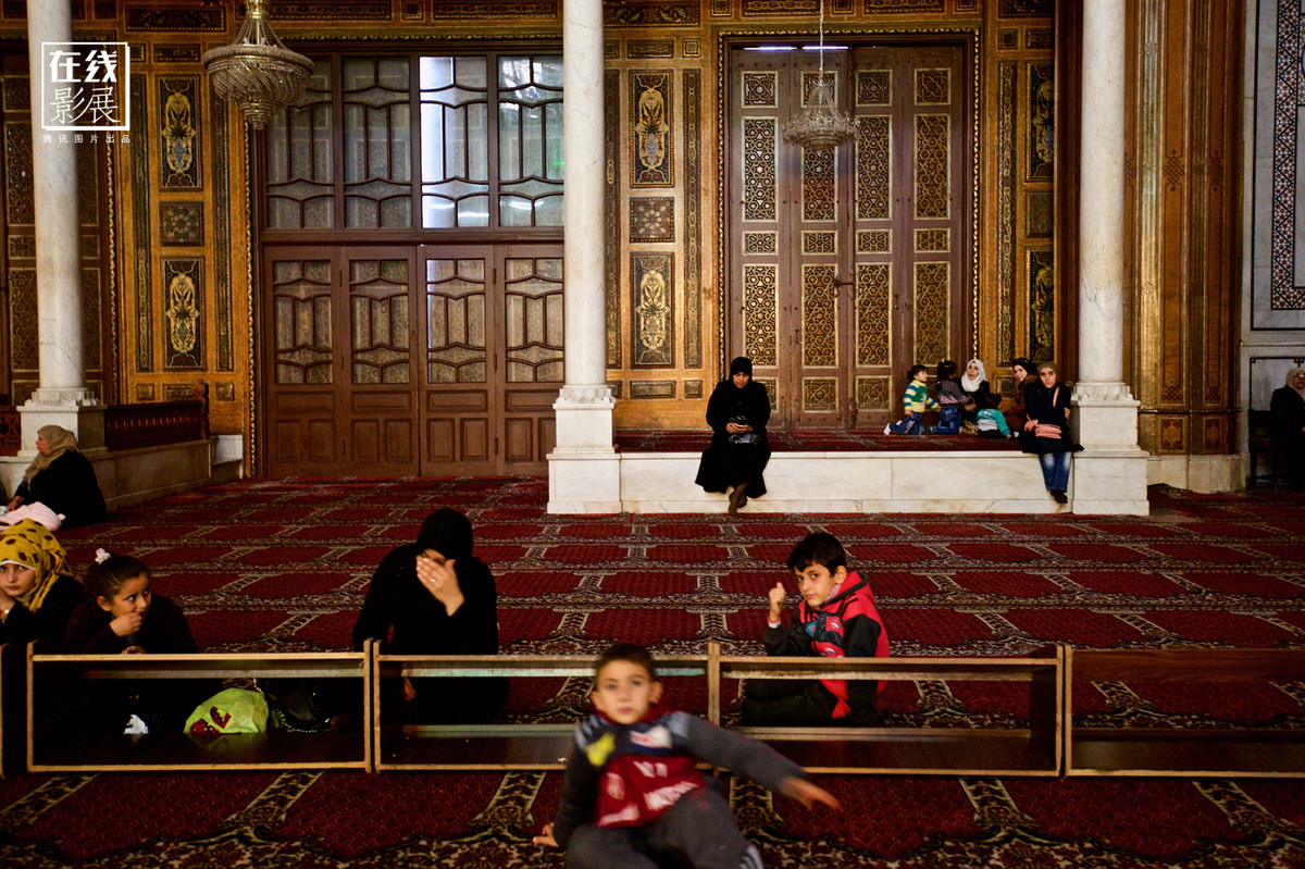 Trẻ em đang chơi đùa còn phụ nữ đang cầu nguyện bên trong nhà thờ này.