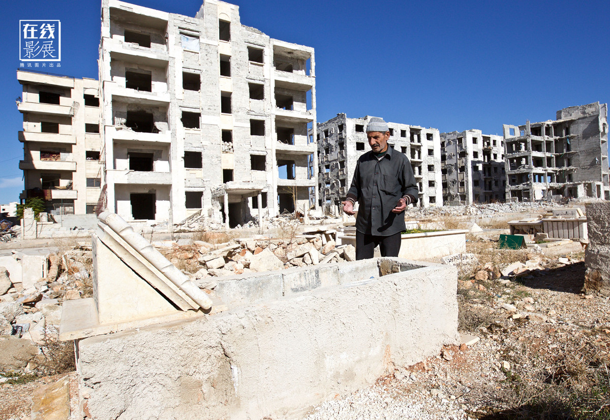 Người đàn ông đang đứng trước nấm mộ chôn hai con của ông.