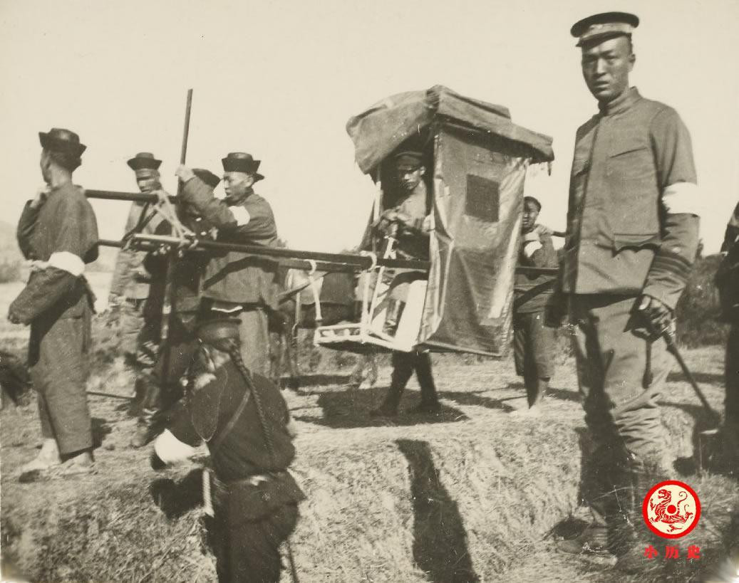 Tướng nhà Thanh là Yin Chang đang ngồi trên kiệu.