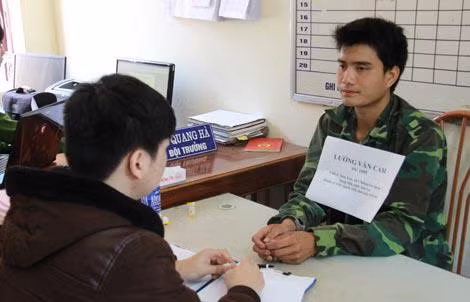 Tại cơ quan điều tra, trước nhiều bằng chứng không thể chối cãi, Cẳm đã phải cúi đầu nhận tội. Đối tượng khai, khoảng 15h ngày 24/2/2015, Cẳm đi tìm con bò thả rông bị lạc tại khu vực giáp ranh giữa bản Ten và bản Co Tông, xã Chiềng En. Đến khoảng 18h cùng ngày, Cẳm đến khu vực Huổi Pao (gần lán nương của gia đình ông Xiển). Tại đây, đối tượng nhìn thấy trong lán nương chỉ có một mình chị Th đang nấu cám lợn, xung quanh vắng người, nên nảy sinh ý đồ đen tối.