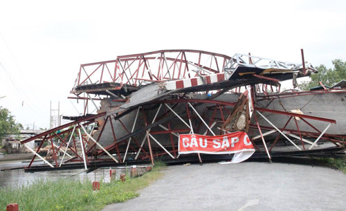 Sa lan dam sap cau Cai Tam: Tre vuot vung nuoc xoay di hoc