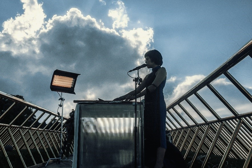 Những thể nghiệm mới lạ mang màu sắc dân gian đương đại của nhóm Tiny Giant (Linh Hà và Jimmy More), chất cổ điển của Trang Lý và sự sôi động hiện đại với dòng nhạc Tech-house của DJ Pinki (Tuệ Anh) đã tiệp một cách hoàn hảo vào không gian Cầu Vàng và mây núi Bà Nà, đưa hàng triệu khán giả khắp thế giới phiêu bồng trong những cung bậc cảm xúc bất tận.