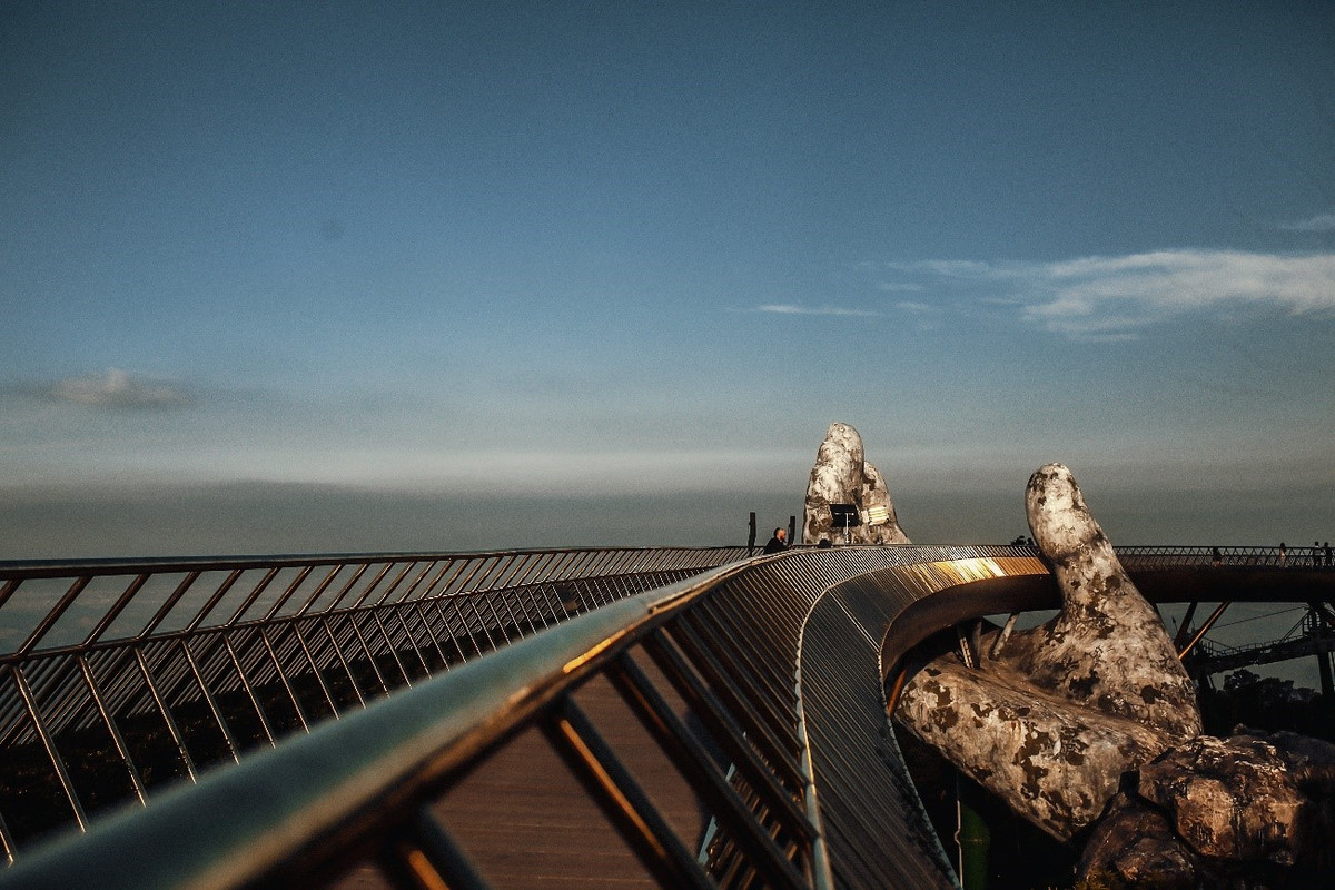 Lý giải về việc chọn sân khấu khác biệt này thay vì không gian kín trong nhà như thường lệ, tổng đạo diễn chương trình, Giám đốc Sáng tạo 9Blocks - Alex Cao cho biết: “Khi quyết định đến Đà Nẵng, chúng tôi đã nảy ra suy nghĩ: Tại sao Đà Nẵng có vô vàn cảnh đẹp thế này lại không làm chương trình ngoài trời? Chẳng phải đã có những buổi livetream music đình đám từng diễn ra ở Tháp đồng hồ London hay cánh đồng muối trên Biển Chết đó sao? Và Cầu Vàng với thiết kế đặc biệt, tự thân nó chính là một sân khấu “không đụng hàng” được chúng tôi lựa chọn”