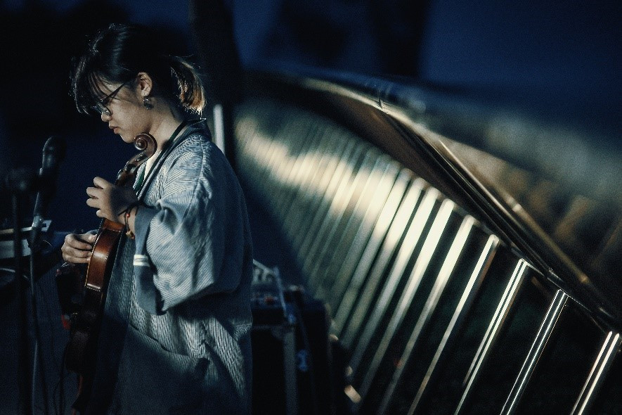 Sống cùng âm nhạc trên sân khấu thần tiên có một không hai này, các nghệ sĩ cho biết họ cảm thấy thật khác biệt, khi cảm xúc âm nhạc như hòa cùng hơi thở của ánh chiều tà, của mây ngàn và của niềm tự hào, tình yêu Việt Nam.