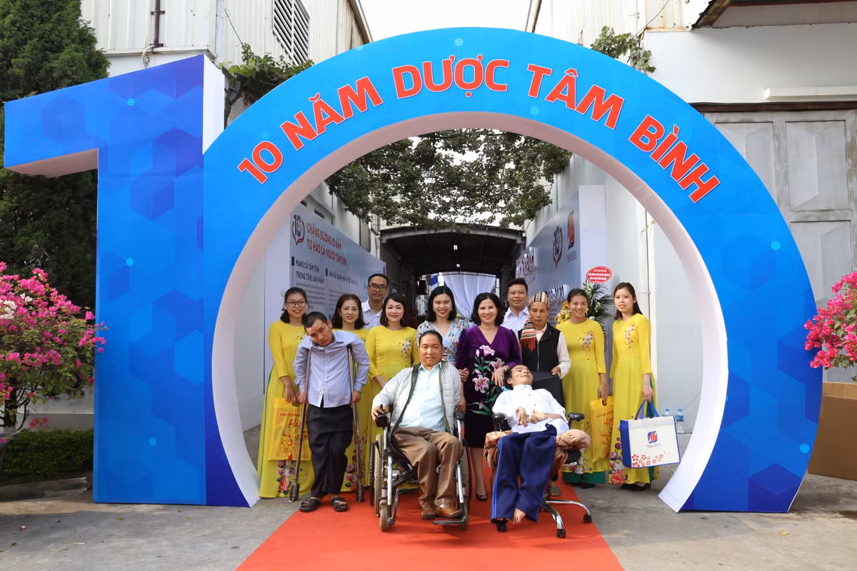 CEO Duoc pham Tam Binh chua benh mien phi cho nguoi ngheo