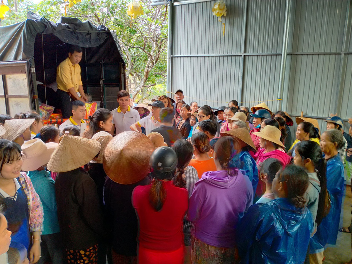 Cong doan Bac A Bank cuu tro nguoi dan vung lu: 