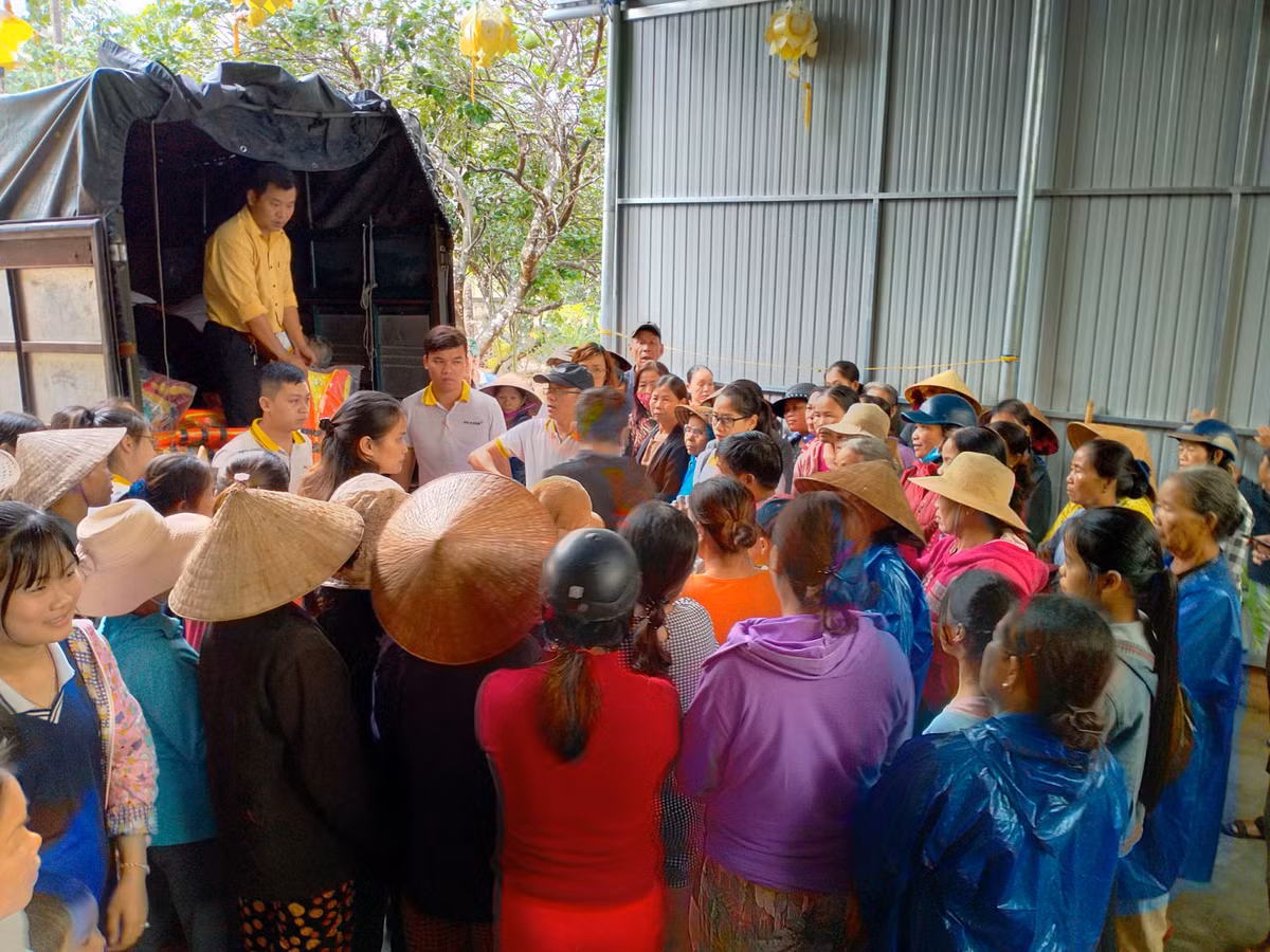 Cong doan Bac A Bank cuu tro nguoi dan vung lu: 