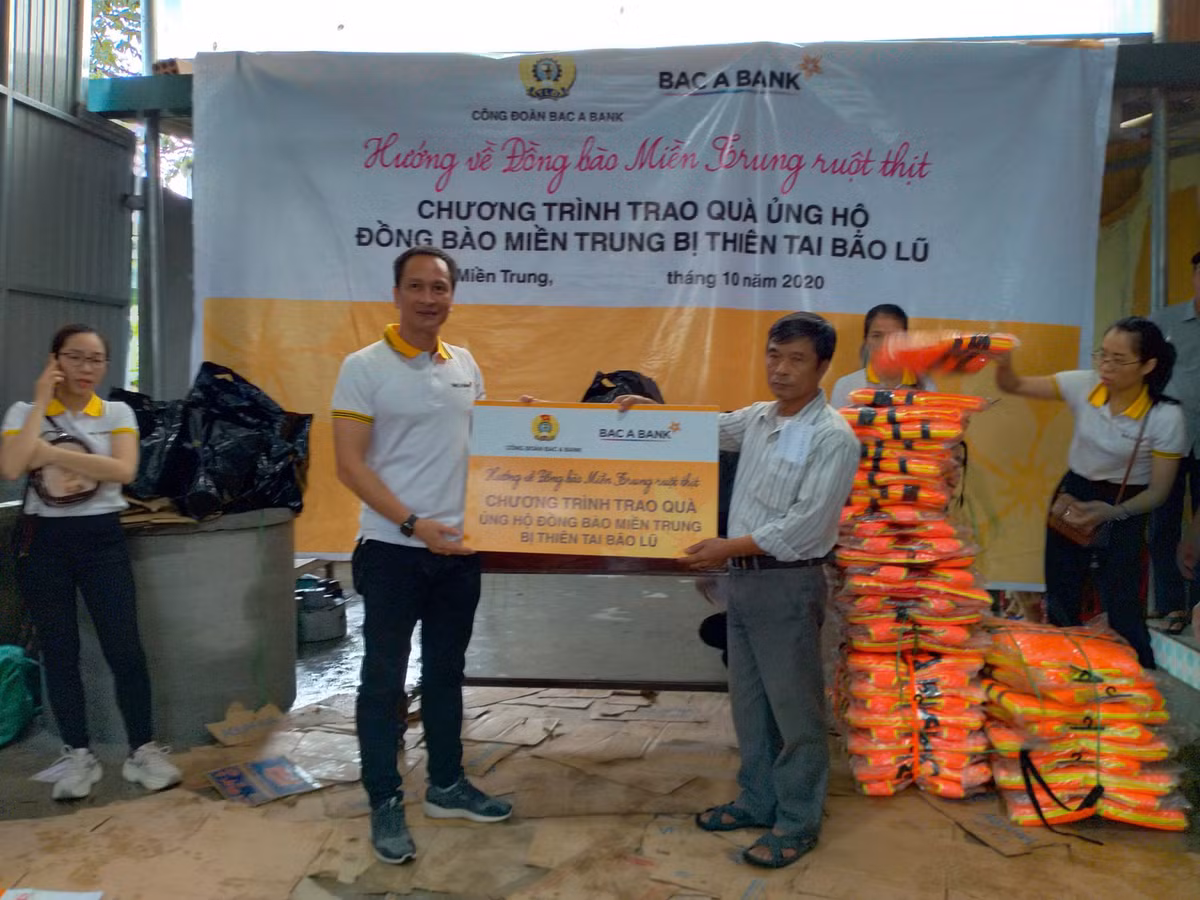 Cong doan Bac A Bank cuu tro nguoi dan vung lu: 