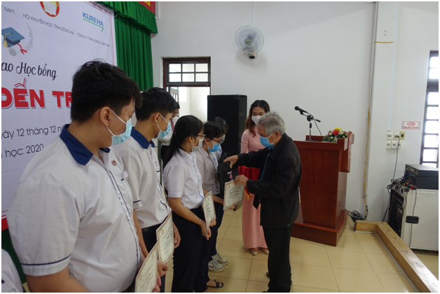 340 em hoc sinh hieu hoc nhan hoc bong “Cho em den truong”