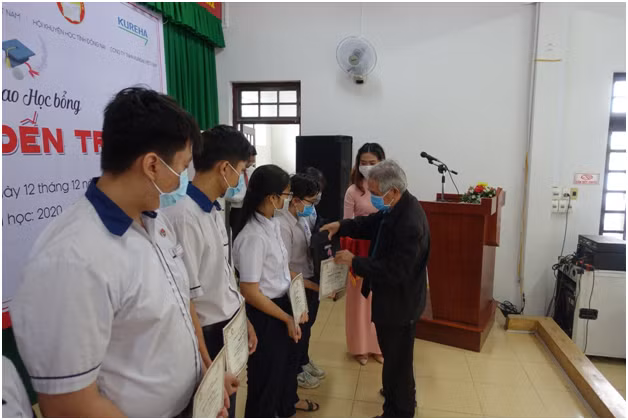 340 em hoc sinh hieu hoc nhan hoc bong “Cho em den truong”