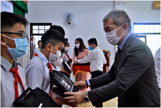 340 em hoc sinh hieu hoc nhan hoc bong “Cho em den truong”-Hinh-2