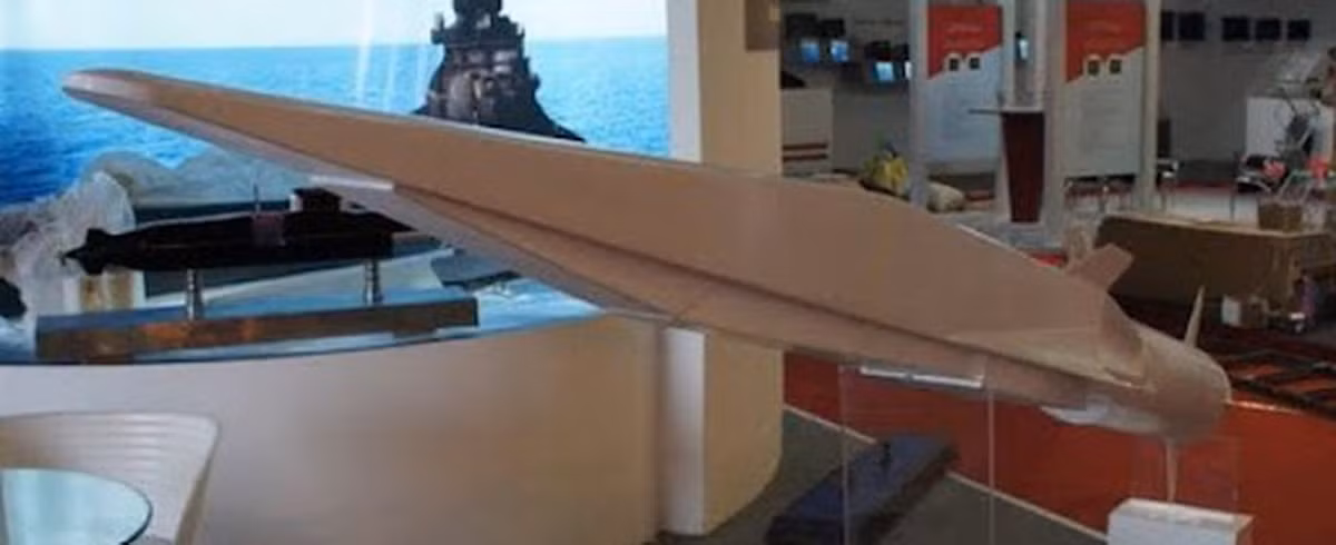 Cuối cùng, ông Leonov từ chối trả lời câu hỏi liệu tầm bay 900 km có phải là cự ly tối đa mà tên lửa hành trình chống hạm siêu thanh 3M22 Zircon có thể vươn tới hay không.