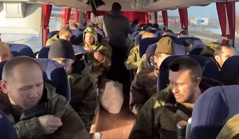 Toàn cảnh vụ trao đổi binh lính Nga, Ukraine sau vụ máy bay IL-76 - Hình 4 Toan canh vu trao doi binh linh Nga, Ukraine sau vu may bay IL-76-Hinh-4