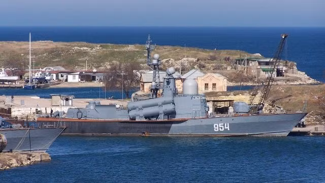 Tau khong nguoi lai cam tu Ukraine danh chim tau ten lua Ivanovets