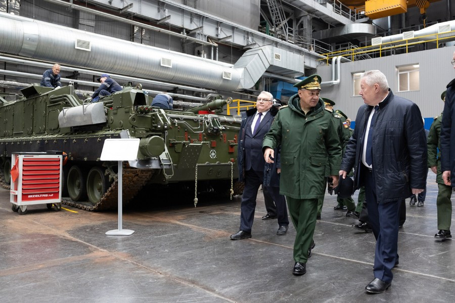 Cụ thể, ông Shoigu đã bày tỏ sự không hài lòng với công việc tại Nhà máy kỹ thuật vận tải Ural (Uraltransmash) do sự chậm trễ trong việc sản xuất pháo tự hành mới nhất 2S35 Koalitsiya-SV.