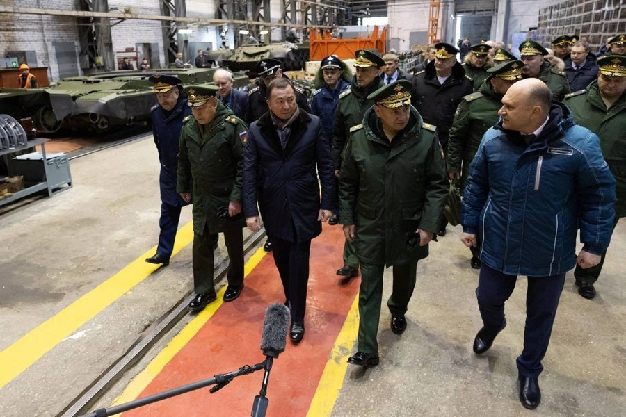 Trong bài phát biểu với các nhà thiết kế và điều hành sản xuất, Bộ trưởng Quốc phòng Shoigu đã bày tỏ sự không hài lòng đối với tiến độ công việc đang diễn ra: