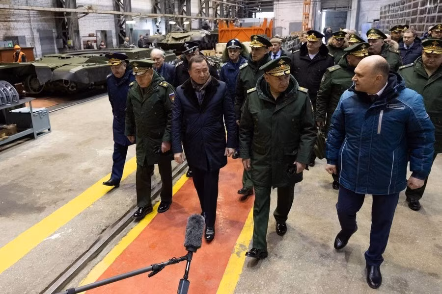 Trong bài phát biểu với các nhà thiết kế và điều hành sản xuất, Bộ trưởng Quốc phòng Shoigu đã bày tỏ sự không hài lòng đối với tiến độ công việc đang diễn ra: