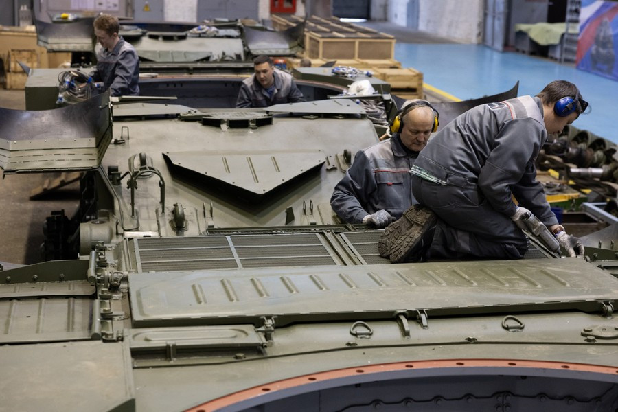 Đáp lại những lời phê bình, Tổng giám đốc Uraltransmash - ông Oleg Emelyanov báo cáo rằng vào năm 2023, khối lượng sản xuất các hệ thống pháo binh đã tăng gấp 6 lần so với năm trước.