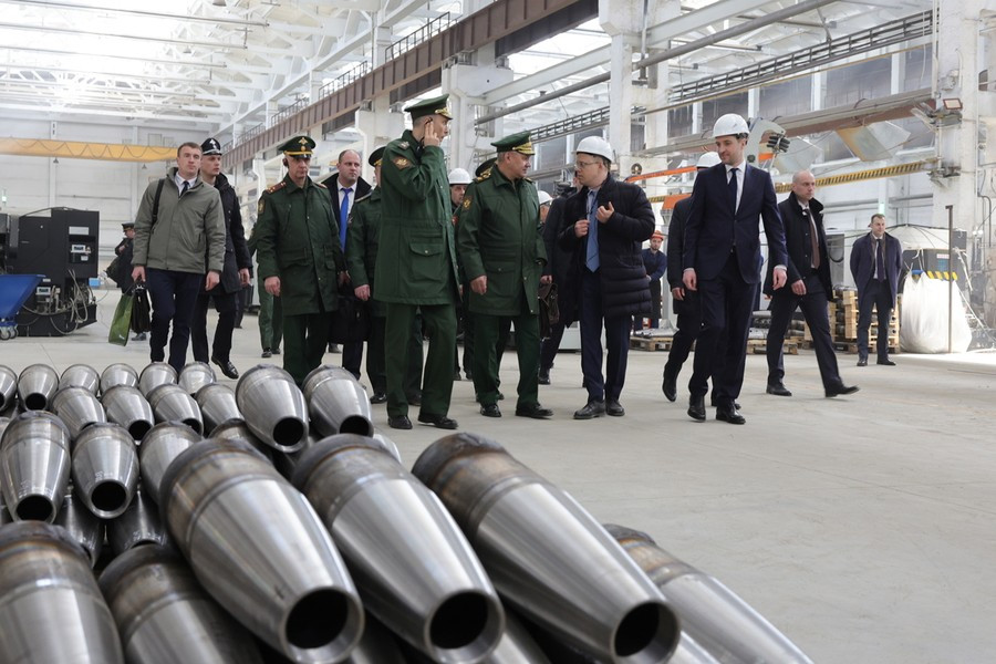 "Đừng đùa nữa các bạn! Chúng tôi đã bận rộn với việc này vào năm 2022. Quân đội Nga lẽ ra phải có những cỗ máy này và để chúng hoạt động hết công suất vào năm 2023, nhưng với các bạn thì mọi thứ đều rất bình lặng, có thể nói như vậy".