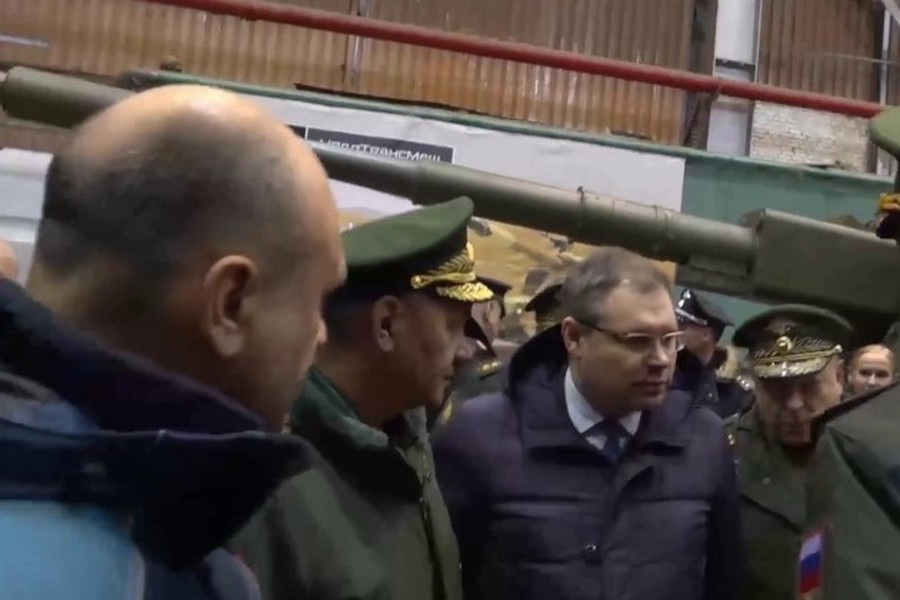 Một tuyên bố bất ngờ đã được đưa ra trong chuyến thăm, kiểm tra nhà máy sản xuất pháo tự hành Koalitsiya-SV tại Yekaterinburg của Bộ trưởng Quốc phòng Nga - Đại tướng Sergei Shoigu.