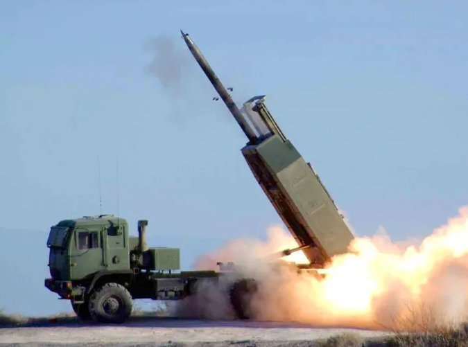 Về phía Ukraine, lực lượng của nước này cũng không ngừng sử dụng đạn pháo và hệ thống pháo phản lực cơ động cao HIMARS do phương Tây cung cấp để tấn công các vị trí của Nga. HIMARS đã được sử dụng để làm giảm lợi thế pháo binh của Nga bằng cách phá hủy các loại pháo được triển khai ở tiền tuyến, bao gồm cả 2S19 Msta-S. Nhưng Nga dường như đã tìm được cách ứng phó với điều này.