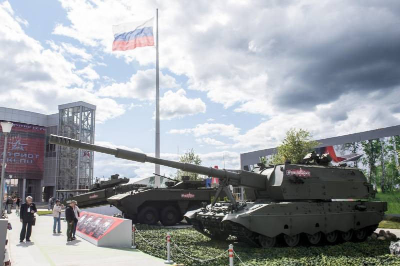 Pháo của 2S35 Coalition-SV được lắp trên khung gầm T-90, mặc dù thân xe và khoang lái có nhiều điểm giống với xe tăng T-14 Armata hơn. Hệ thống pháo tự hành 2S35 Coalition-SV được trang bị pháo 2A88 hiện đại, bắn đạn pháo 152mm.