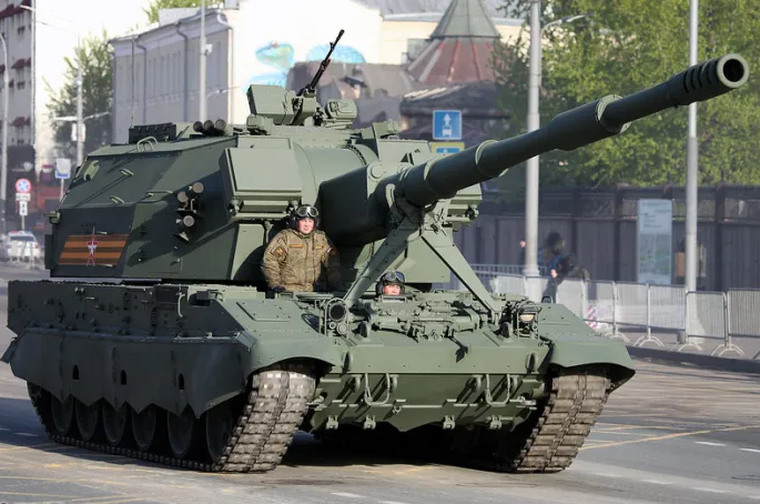 Theo Eurasiantimes, cuộc chiến trên bộ ở Ukraine ngày càng cho thấy sự cần thiết của pháo binh. Mới đây, ngày 30/1, Bộ Quốc phòng Nga thông báo, lô đầu tiên của tổ hợp pháo tự hành mới nhất 2S35 “Coalition-SV” đang ở giai đoạn sản xuất cuối cùng. Ảnh: Eurasiantimes.