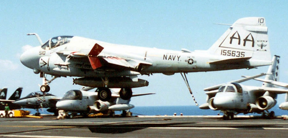 "Ở cự ly 1500 km, Intruder sẽ mang theo 1 tấn bom, trong khi Super Hornet chỉ mang theo 2 tên lửa không đối không tầm ngắn để vượt qua khoảng cách trên, chỉ vậy thôi".