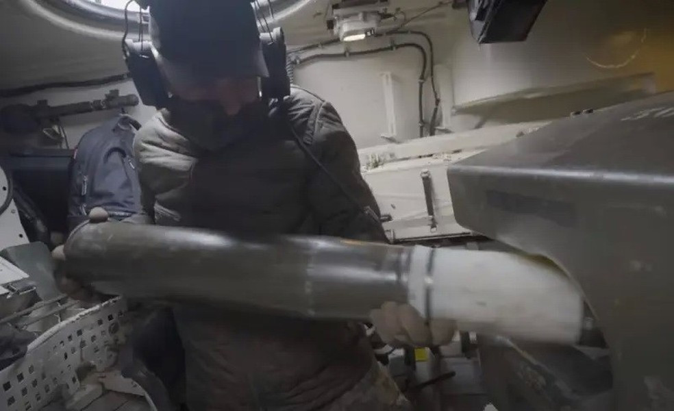 Trong diễn biến liên quan, Mỹ đã cung cấp cho Quân đội Ukraine đạn chùm chống bộ binh chuyên dụng M1040 cỡ 105 mm để sử dụng trên xe tăng Leopard 1A5, vũ khí này đã xuất hiện trên chiến trường.