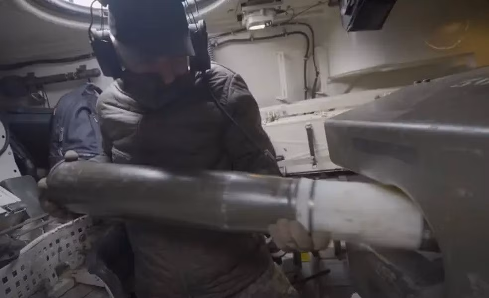Trong diễn biến liên quan, Mỹ đã cung cấp cho Quân đội Ukraine đạn chùm chống bộ binh chuyên dụng M1040 cỡ 105 mm để sử dụng trên xe tăng Leopard 1A5, vũ khí này đã xuất hiện trên chiến trường.