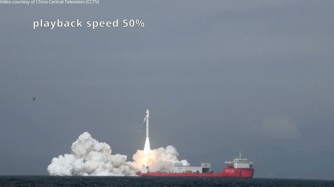 Đóng vai trò then chốt trong việc xây dựng mạng lưới vệ tinh thương mại của Trung Quốc là khả năng mở rộng hệ thống phóng, đa dạng hóa các loại tên lửa để phù hợp với kích cỡ hàng hóa khác nhau, giảm chi phí phóng và tăng số lượng địa điểm phóng vệ tinh, bao gồm cả việc xây dựng thêm cảng vũ trụ và sử dụng tàu phóng trên biển.