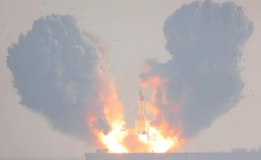 Jielong-3 được phóng từ một sà lan nổi ngoài khơi Dương Giang, phía nam tỉnh Quảng Đông. SD-3 là tên lửa đẩy sử dụng nhiên liệu rắn được Tập đoàn Khoa học công nghệ hàng không vũ trụ Trung Quốc (CASC) phát triển và được thiết kế đặc biệt cho thị trường vũ trụ thương mại. SD-3 có khả năng mang trọng tải 1.500kg vào quỹ đạo 500km và có khả năng phóng từ cả trên đất liền và biển.