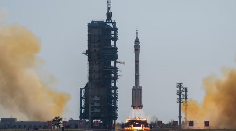 Chủ tịch Tập Cận Bình đã kêu gọi mở rộng các ngành công nghiệp chiến lược bao gồm lĩnh vực vũ trụ thương mại, được coi là chìa khóa để xây dựng các nhóm vệ tinh cho thông tin liên lạc, viễn thám và điều hướng.