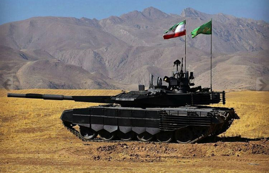 Bản thân việc Iran phát triển xe tăng Karrar được xem là cách Tehran đáp trả việc Moscow từ chối bán T-90 cho nước này. Chẳng vì thế mà Karrar có thiết kế bên ngoài khá giống xe tăng T-90MS của Nga. Nhiều người thậm chí còn lầm tưởng rằng đây có thể là phiên bản được sản xuất theo giấy phép của T-90MS từ các thành phần do Nga cung cấp. Nguồn ảnh: Militarytoday.