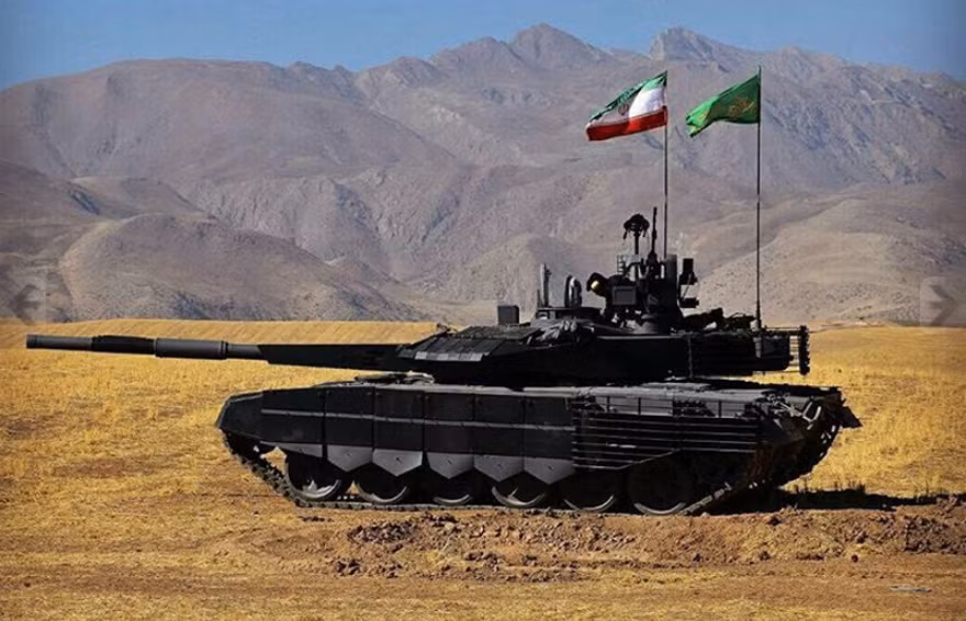Bản thân việc Iran phát triển xe tăng Karrar được xem là cách Tehran đáp trả việc Moscow từ chối bán T-90 cho nước này. Chẳng vì thế mà Karrar có thiết kế bên ngoài khá giống xe tăng T-90MS của Nga. Nhiều người thậm chí còn lầm tưởng rằng đây có thể là phiên bản được sản xuất theo giấy phép của T-90MS từ các thành phần do Nga cung cấp. Nguồn ảnh: Militarytoday.