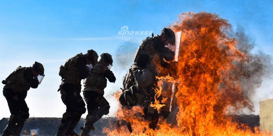 Trong bài tập này, những người lính thuộc Sư đoàn Sơn cước số 10 được trang bị một loại lá chắn rất đặc biệt, có thể chịu được lửa tốt và đảm bảo không bị nóng chảy khi bén lửa. Nguồn ảnh: Sina.