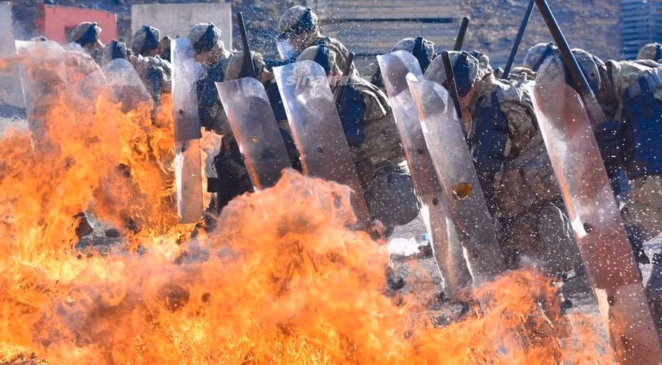 Tuy nhiên với những trang thiết bị hỗ trợ và được huấn luyện một cách đặc biệt, mọi lực lượng cảnh sát chống bạo động đều có khả năng chiến thắng "giặc lửa" một cách đơn giản và hiệu quả nhất. Nguồn ảnh: Sina.