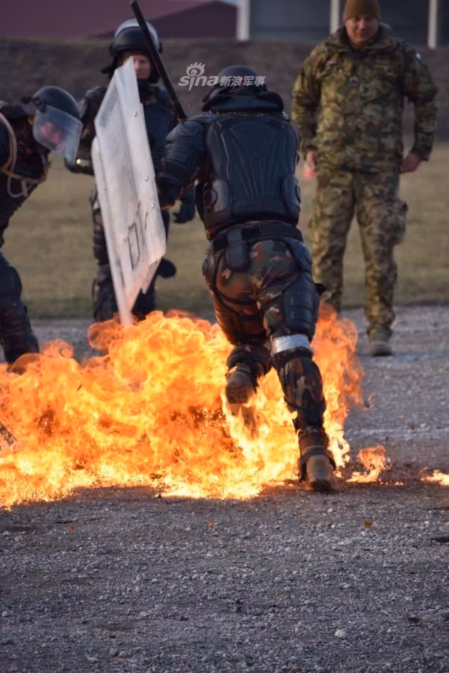 Ngoài chiếc lá chắn, lính Mỹ còn được trang bị những loại đồ bảo hộ đặc biệt chuyên được sử dụng trong việc chống bạo động. Nguồn ảnh: Sina.