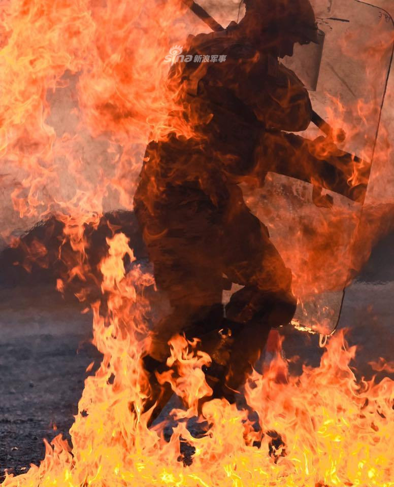 Trong những cuộc bạo loạn có tổ chức như hồi năm 2014 diễn ra ở Ukraine, lực lượng cảnh sát cơ động và cảnh sát chống bạo động của nước này đã rất vất vả khi phải đối đầu với đám đông có tổ chức và được trang bị những loại vũ khí sát thương cao như thế này. Nguồn ảnh: Sina.