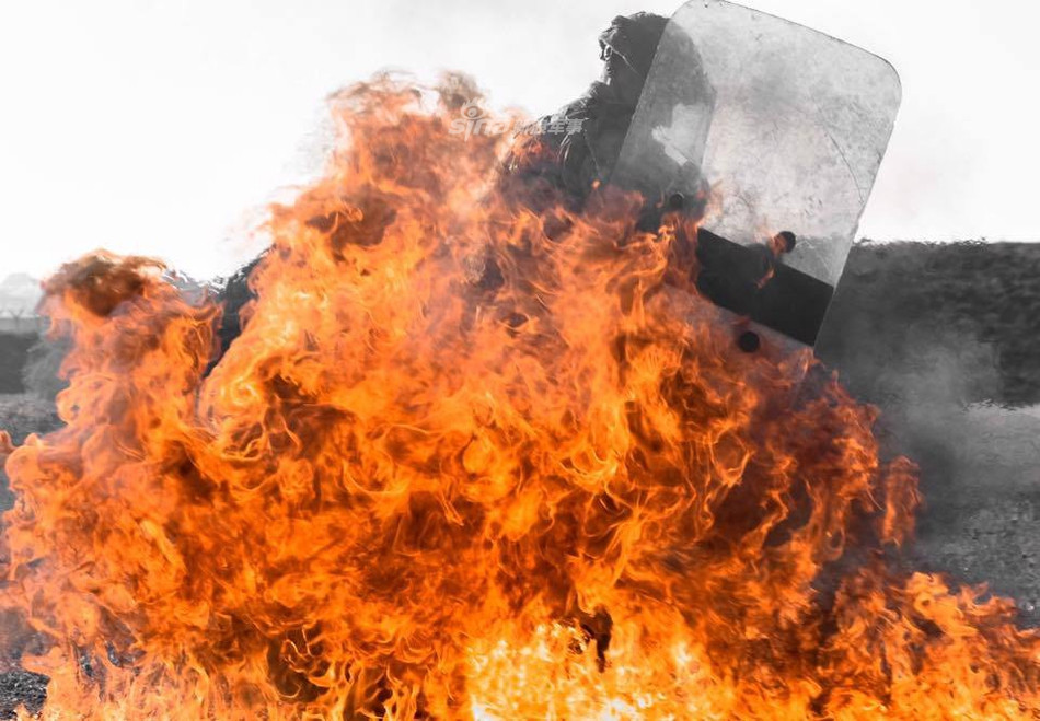 Bộ đồ này cũng giúp họ chịu được tác động từ lửa trong một khoảng thời gian nhất định trước khi được cứu hộ. Nguồn ảnh: Sina.