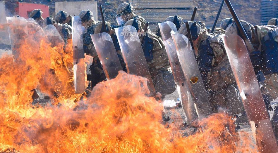 Tuy nhiên với những trang thiết bị hỗ trợ và được huấn luyện một cách đặc biệt, mọi lực lượng cảnh sát chống bạo động đều có khả năng chiến thắng "giặc lửa" một cách đơn giản và hiệu quả nhất. Nguồn ảnh: Sina.