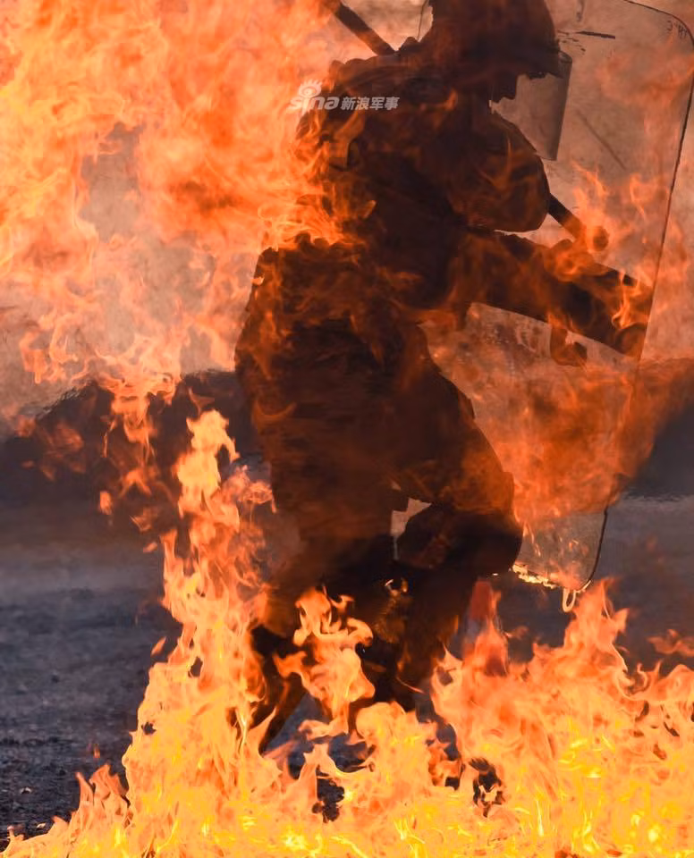 Trong những cuộc bạo loạn có tổ chức như hồi năm 2014 diễn ra ở Ukraine, lực lượng cảnh sát cơ động và cảnh sát chống bạo động của nước này đã rất vất vả khi phải đối đầu với đám đông có tổ chức và được trang bị những loại vũ khí sát thương cao như thế này. Nguồn ảnh: Sina.